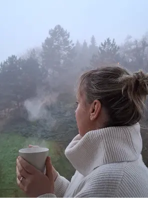 Lucie popíjí teplý čaj v podzimním lese